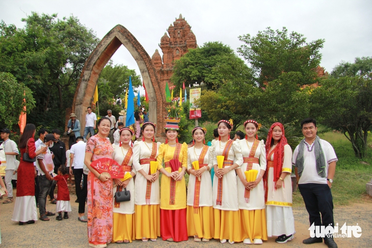 Du khách say mê với sắc màu lễ hội Katê 2025- Ảnh 2. Du khách say mê với sắc màu lễ hội Katê 2025 - Ảnh 2.