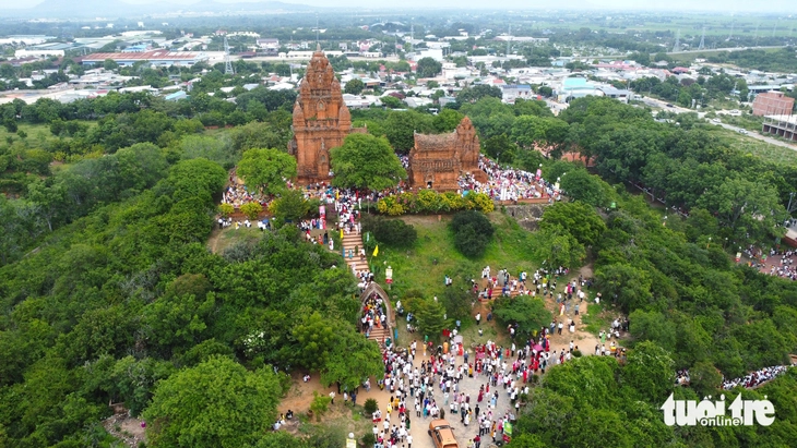 Du khách say mê với sắc màu lễ hội Katê 2025- Ảnh 9. Du khách say mê với sắc màu lễ hội Katê 2025 - Ảnh 6.