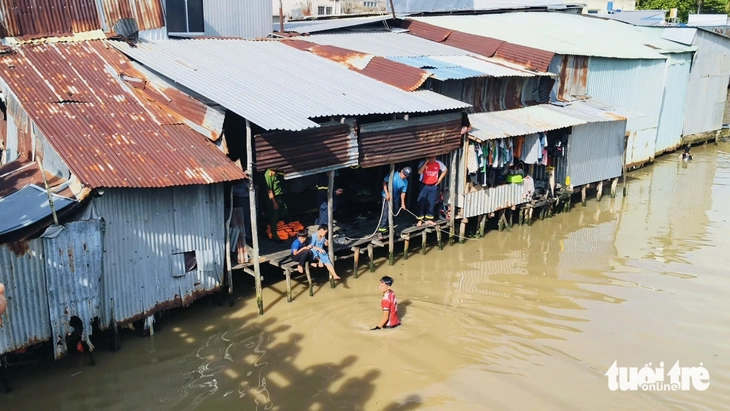 Ngôi nhà chắp vá của gia đình bé trai 4 tháng tuổi nghi bị rơi xuống kênh Xẻo Rô - Ảnh 1.