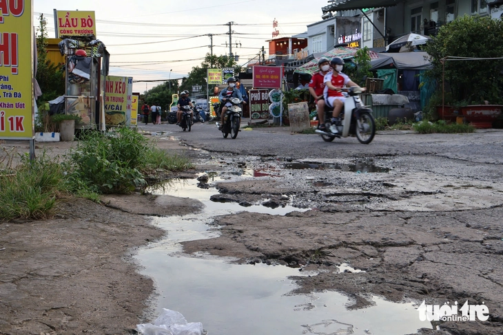 'Ổ gà, ổ voi' bủa vây đường quanh khu đô thị Đại học Quốc gia TP.HCM - Ảnh 1.