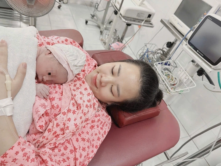 Nhiều bà mẹ vừa sinh vài tiếng đã nhận cuộc gọi tư vấn sữa công thức - Ảnh 1. sữa mẹ - Ảnh 1.