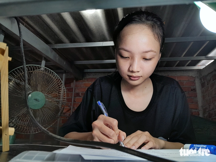 Nữ sinh từ bỏ nhập học đại học, Tuổi Trẻ có mặt tìm một con đường - Ảnh 1. Tiếp sức đến trường - Ảnh 1.