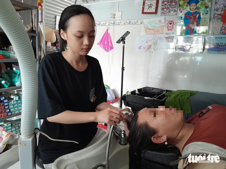 Nữ sinh từ bỏ nhập học đại học, Tuổi Trẻ có mặt tìm một con đường - Ảnh 3. Tiếp sức đến trường - Ảnh 3.