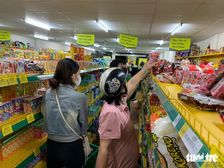 Đà Nẵng: Người dân đổ xô mua thực phẩm tích trữ trước bão, rau xanh 'cháy hàng' - Ảnh 1.
