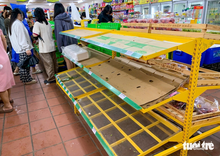 Đà Nẵng: Người dân đổ xô mua thực phẩm tích trữ trước bão, rau xanh 'cháy hàng' - Ảnh 9.