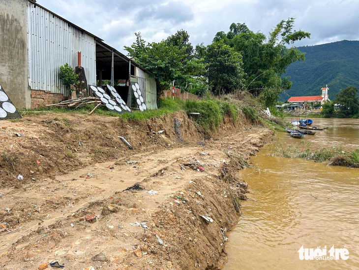 Người dân thấp thỏm bên bờ sông sạt lở trước bão Thần Gió - Ảnh 2.
