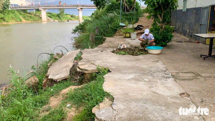 Người dân thấp thỏm bên bờ sông sạt lở trước bão Thần Gió - Ảnh 3.