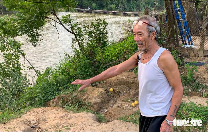 Người dân thấp thỏm bên bờ sông sạt lở trước bão Thần Gió - Ảnh 6.