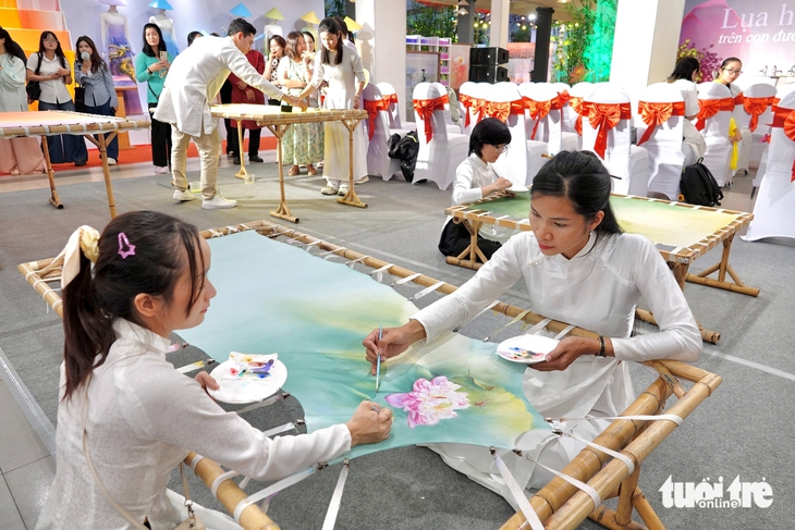 Nhà thiết kế Trung Đinh muốn thế giới công nhận áo dài là của Việt Nam - Ảnh 4. Trung Đinh - Ảnh 4.