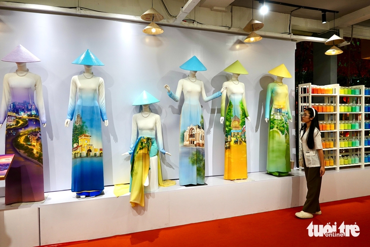 Nhà thiết kế Trung Đinh muốn thế giới công nhận áo dài là của Việt Nam - Ảnh 2. Trung Đinh - Ảnh 2.