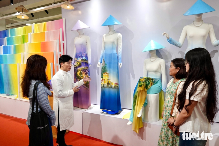 Nhà thiết kế Trung Đinh muốn thế giới công nhận áo dài là của Việt Nam - Ảnh 1. Trung Đinh - Ảnh 1.