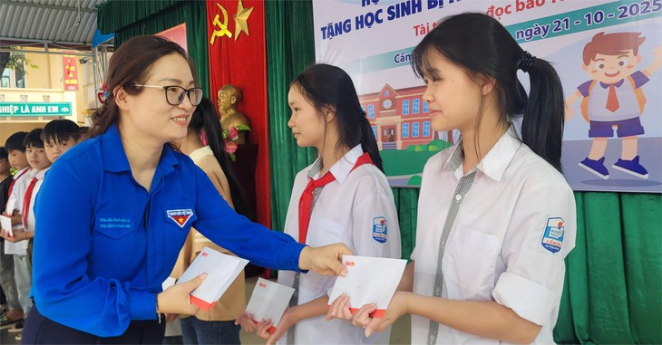 70 suất học bổng 'Ngăn dòng bỏ học’ đến với học sinh miền núi Thanh Hóa - Ảnh 1.