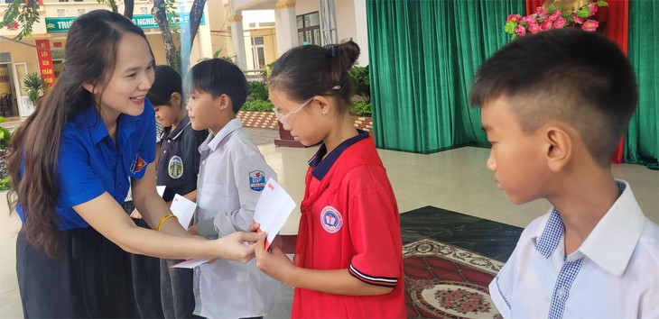 70 suất học bổng 'Ngăn dòng bỏ học’ đến với học sinh miền núi Thanh Hóa - Ảnh 7.