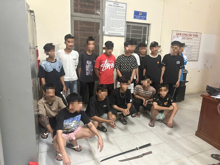 Nhóm thanh thiếu niên từ Châu Đốc kéo sang Hòa Lạc chém nhau rồi cướp tài sản - Ảnh 1.