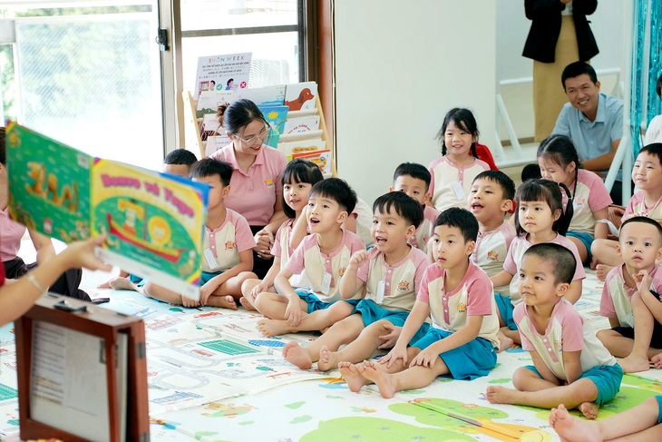 Những ánh mắt trẻ thơ ‘thèm’ sách - Ảnh 1.