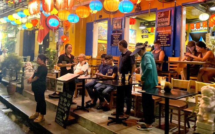 Làm xiếc, thổi lửa... muôn kiểu bán hàng rong ở Đà Nẵng - Ảnh 2.