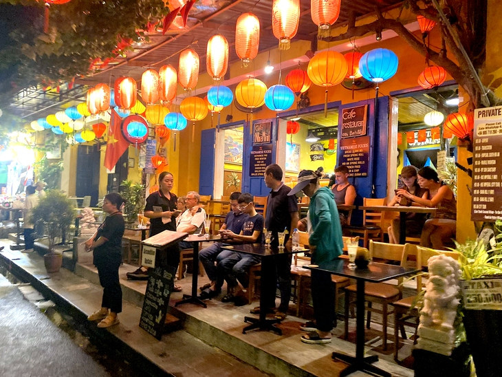 Nhiều nơi ở Hội An quyết dẹp hàng rong, kẹo kéo, ăn xin - Ảnh 1.