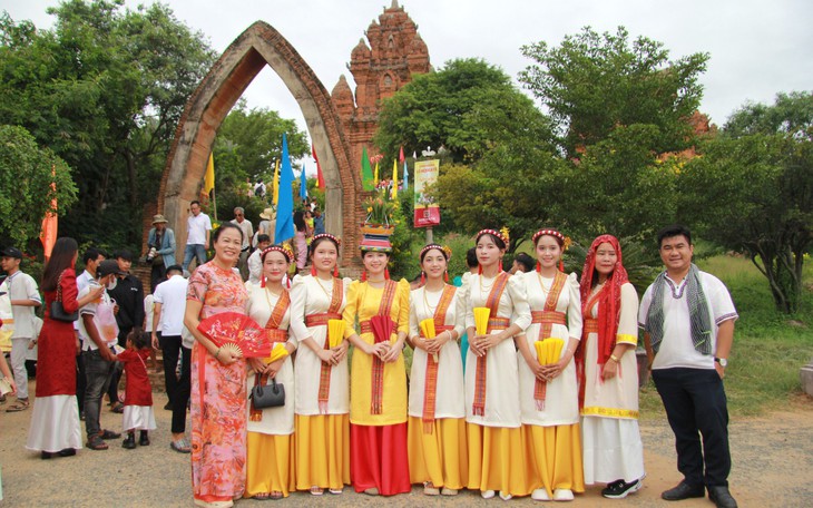 Khai hội Katê 2026, tháp Chăm rộn ràng bước chân người trẩy hội - Ảnh 6.