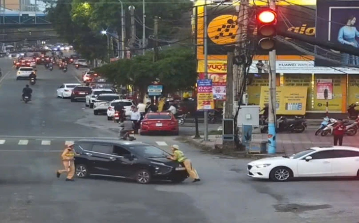 Tạm giữ tài xế hất thiếu tá cảnh sát giao thông lên ca pô xe ô tô - Ảnh 2.