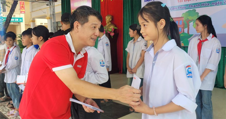 70 suất học bổng 'Ngăn dòng bỏ học’ đến với học sinh miền núi Thanh Hóa - Ảnh 4.