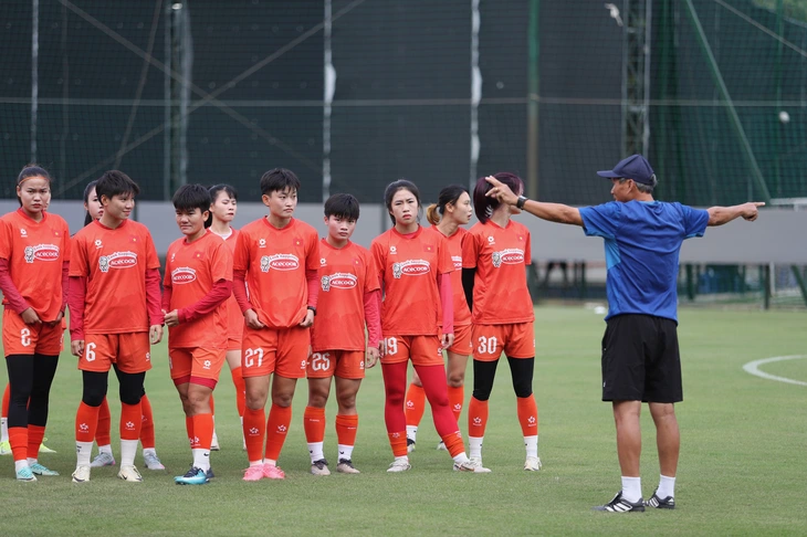 HLV Kim Sang Sik chi viện cho tuyển nữ Việt Nam - Ảnh 4.