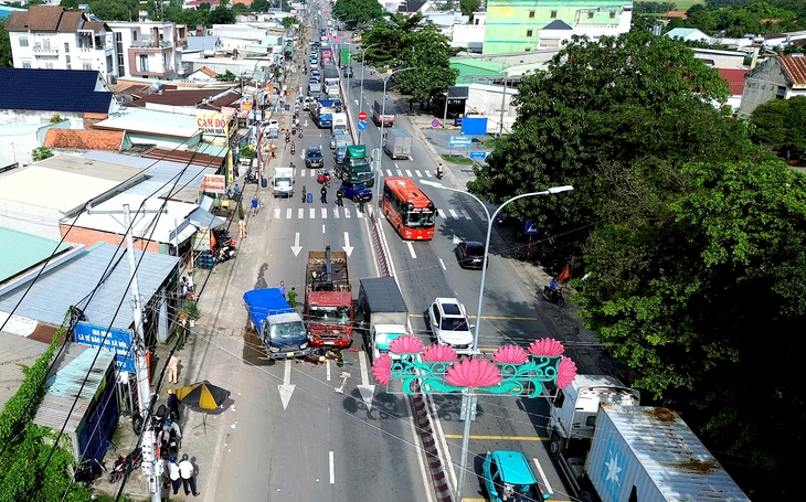 Thấy xe tải đang lùi nên chạy chậm lại, người đi xe máy bị xe tải phía sau tông chết trên quốc lộ 22 - Ảnh 1.