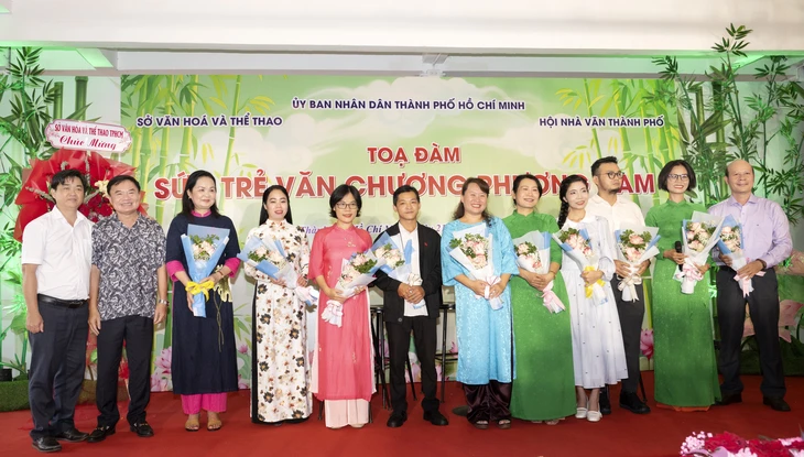 Nhà văn trẻ có ngại AI? - Ảnh 1. nhà văn - Ảnh 1.
