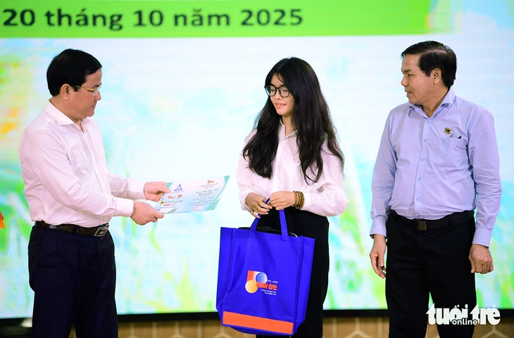 Nữ sinh Cà Mau mỗi ngày chỉ một bữa cơm được ký túc xá Cỏ May hỗ trợ học phí, ăn ở, sinh hoạt phí - Ảnh 1.