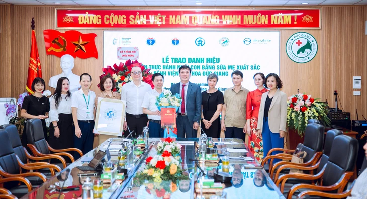 Nhiều bà mẹ vừa sinh vài tiếng đã nhận cuộc gọi tư vấn sữa công thức - Ảnh 2. Nhiều bà mẹ vừa sinh đã bị chào mời mua sữa công thức - Ảnh 3.