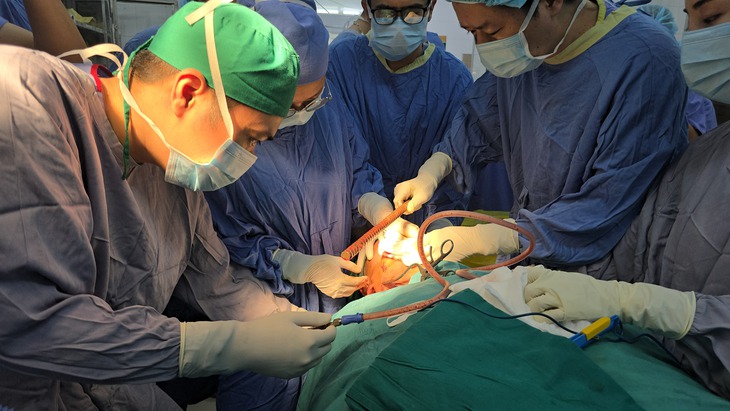 Cứu sống nam sinh bị thanh sắt dài 3 mét đâm xuyên vùng đầu - Ảnh 1. đâm xuyên - Ảnh 1.