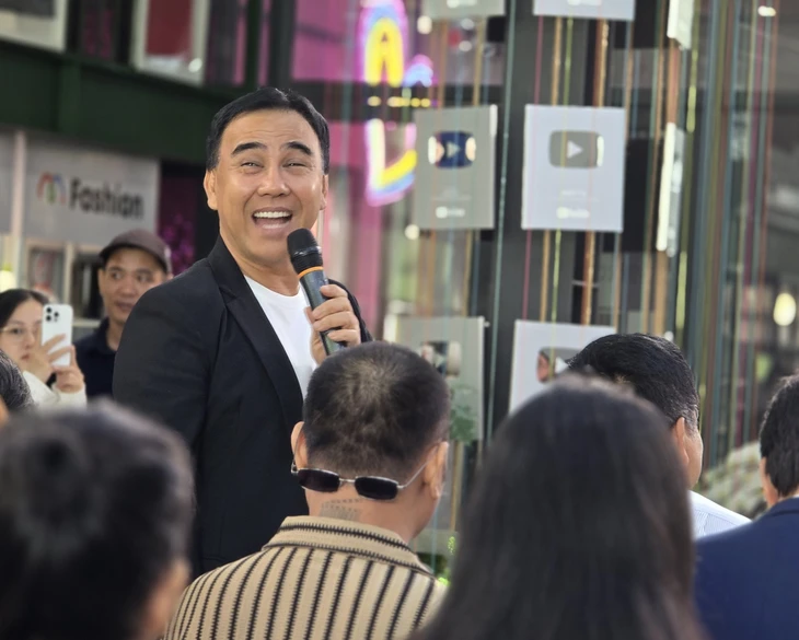 Quyền Linh cùng vượt khó với cậu học sinh 10 năm nuôi mẹ bệnh tật ở Huế - Ảnh 3. Quyền Linh - Ảnh 3.
