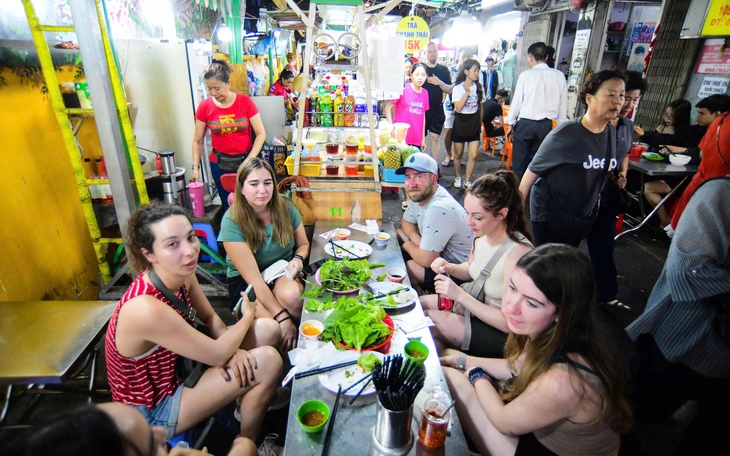 Trong 10 tháng, khách du lịch chi hơn 208.000 tỉ đồng khi đến TP.HCM  - Ảnh 2.