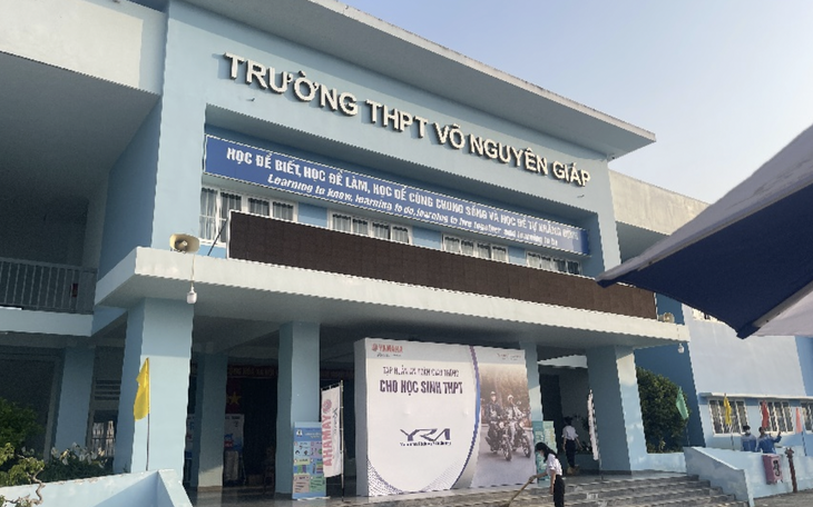 Buộc thôi việc thầy giáo bóp cổ đồng nghiệp - Ảnh 2.