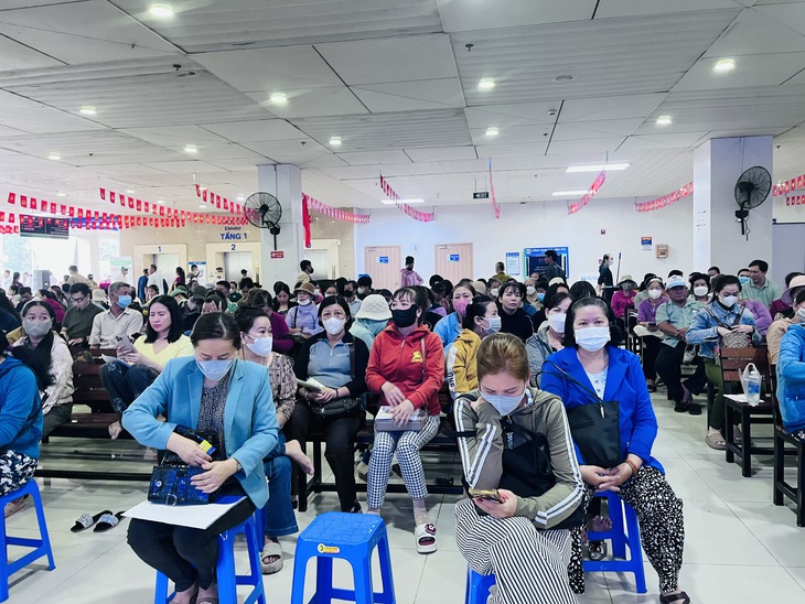 Bệnh viện Ung bướu TP.HCM tầm soát ung thư miễn phí cho 500 phụ nữ - Ảnh 1.