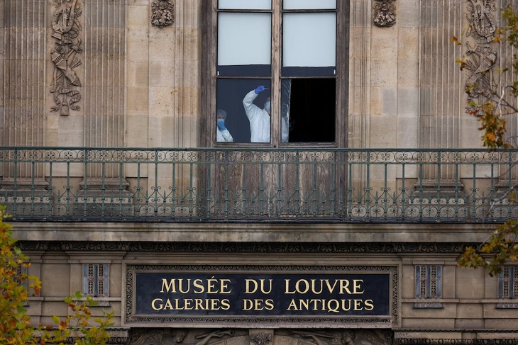 Bảo tàng Louvre mở cửa trở lại sau vụ trộm thế kỷ - Ảnh 1.