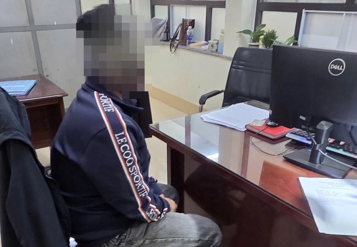 Công an mời người đánh và bắt một thanh niên quỳ giữa đường làm việc- Ảnh 1. thanh niên - Ảnh 1.