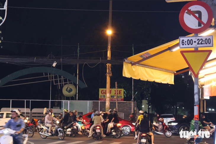 Nhiều người đi xe máy phớt lờ biển cấm rẽ trái, rẽ phải ở trung tâm TP.HCM - Ảnh 3.