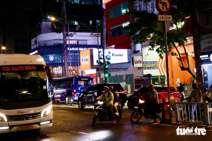 Nhiều người đi xe máy phớt lờ biển cấm rẽ trái, rẽ phải ở trung tâm TP.HCM - Ảnh 2.