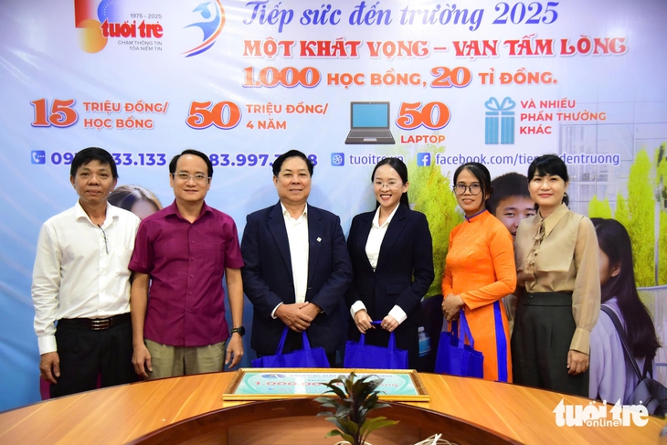 Đại học Văn Hiến trao 1 tỉ đồng cho học bổng Tiếp sức đến trường của báo Tuổi Trẻ - Ảnh 3.