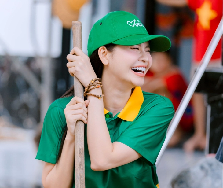 Quyền Linh cùng vượt khó với cậu học sinh 10 năm nuôi mẹ bệnh tật ở Huế - Ảnh 2. Quyền Linh - Ảnh 2.