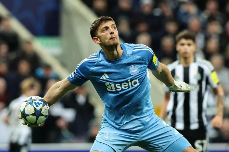 Thủ môn của Newcastle kiến tạo khó tin tại Champions League - Ảnh 1.