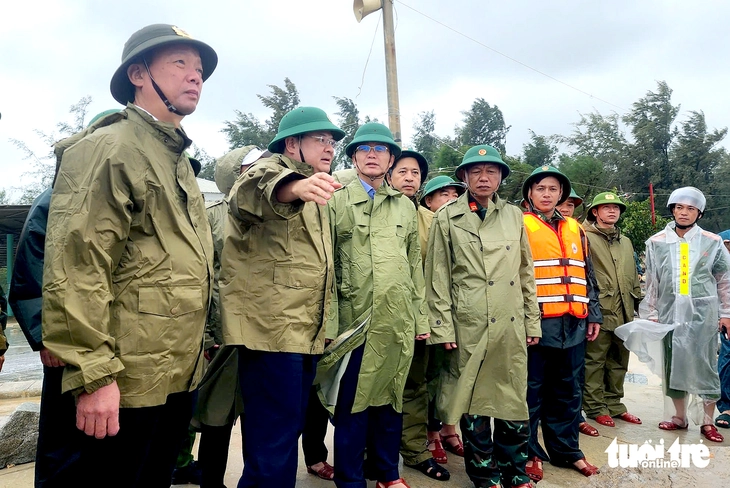 TP Huế: Chủ tịch, Bí thư cùng đi kiểm tra bờ biển, nhiều khách sạn, nhà nghỉ miễn phí cho dân - Ảnh 1.