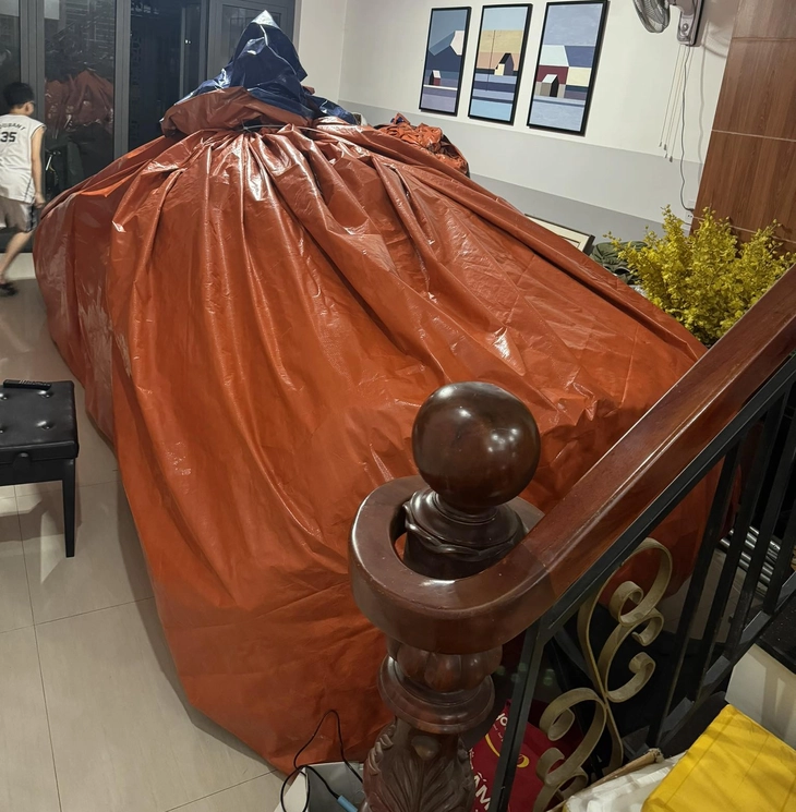 Chủ xe 'gói bánh' ô tô phòng bão Thần Gió: Chỉ tốn 500.000 đồng, đủ tránh phải sửa cả trăm triệu - Ảnh 1.