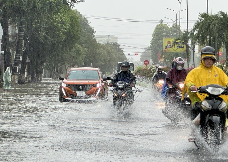 Thời tiết hôm nay 23-10: Bão Thần Gió suy yếu thành áp thấp nhiệt đới, gây mưa rất to - Ảnh 1.