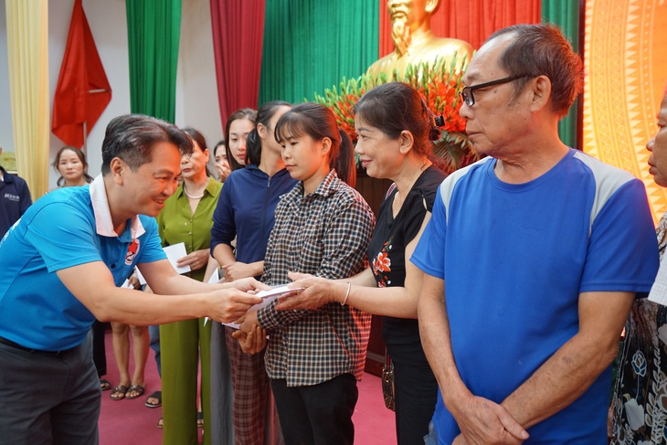 Dân vùng lũ cảm động bật khóc khi nhận tiền hỗ trợ - Ảnh 7.