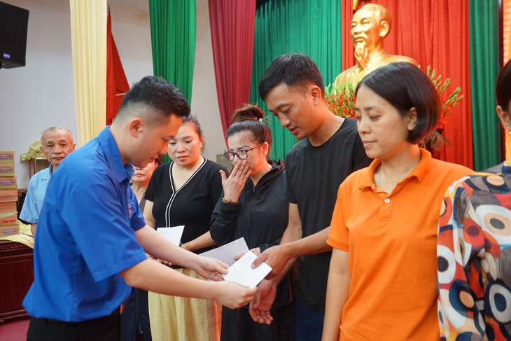 Dân vùng lũ cảm động bật khóc khi nhận tiền hỗ trợ - Ảnh 6.