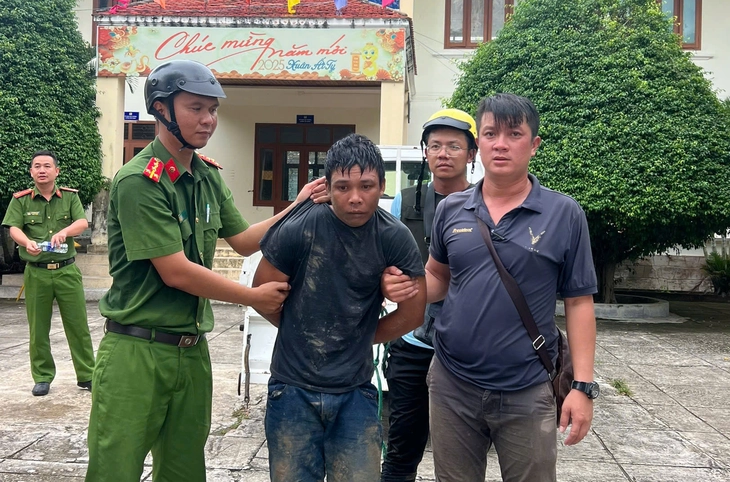 Bắt thanh niên chém người, chém luôn cán bộ an ninh trật tự - Ảnh 1.