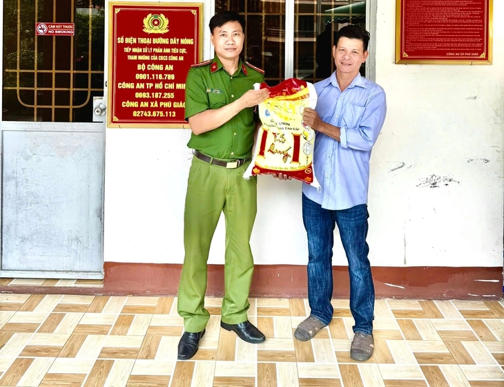 Mang súng giao nộp cho công an, người dân tại TP.HCM bất ngờ được tặng gạo - Ảnh 2. Mang súng giao nộp cho công an, người dân tại TP.HCM bất ngờ được tặng gạo - Ảnh 2.