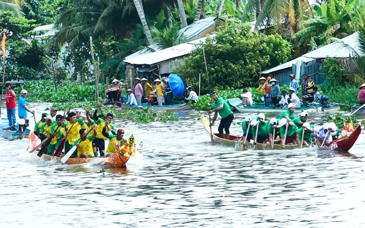 Dân cuồng nhiệt reo hò, cổ vũ và xem bơi đua vỏ máy Composite ở Long Thạnh - Ảnh 8.