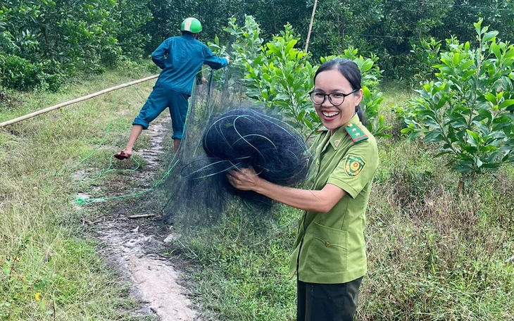 Kiểm lâm TP.HCM tháo gỡ 650 mét lưới giăng bẫy chim ở phường Tân Hải, xã Nghĩa Thành, Củ Chi- Ảnh 6.